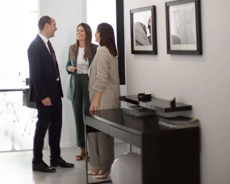 Reunión de abogados Valencia del despacho Eixample Abogados en la oficina